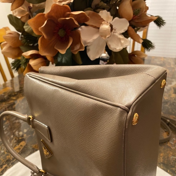 PRADA SAFFIANO LUX DOUBLE ZIP HANDBAG (ARGUILLA) - Picture 7 of 16